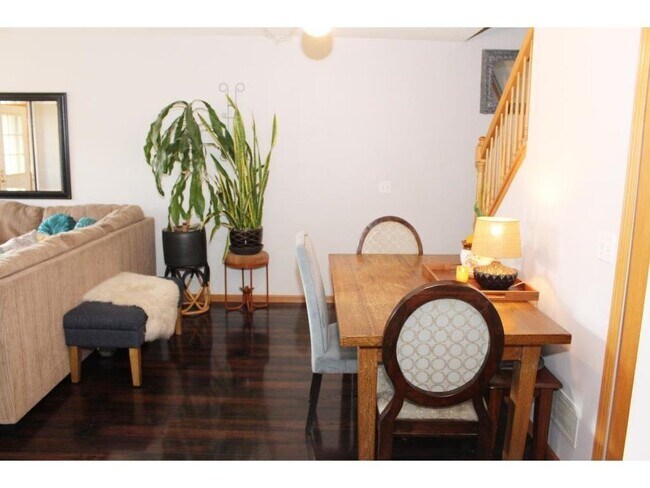 Building Photo - 3 Bed/1.5 Bath Townhome* Great location ne...