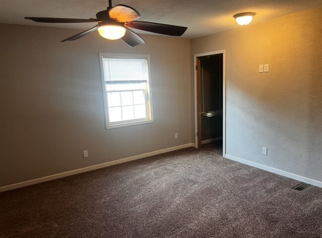 Building Photo - 4 Bedroom 2 Bathroom