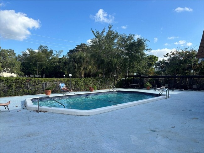 Foto del edificio - 16950 W Dixie Hwy