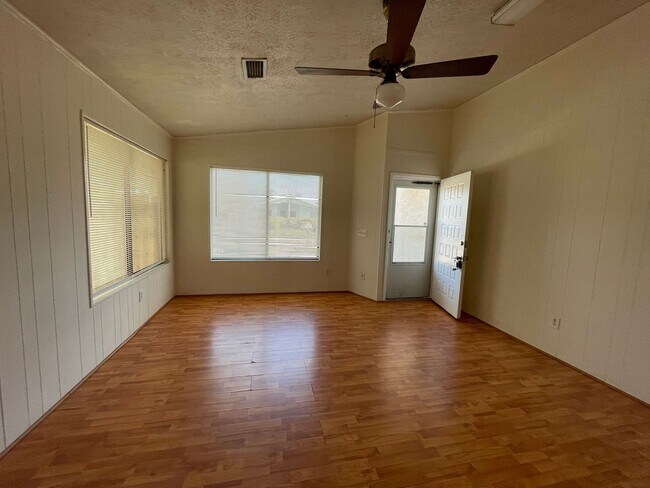 Foto del edificio - One Bedroom Property Available now! $250.0...