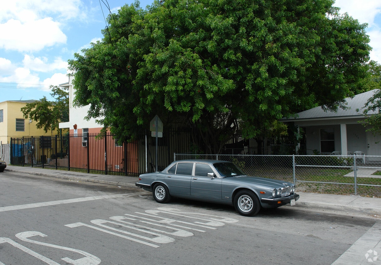 Building Photo - 1720 NW 1st Pl