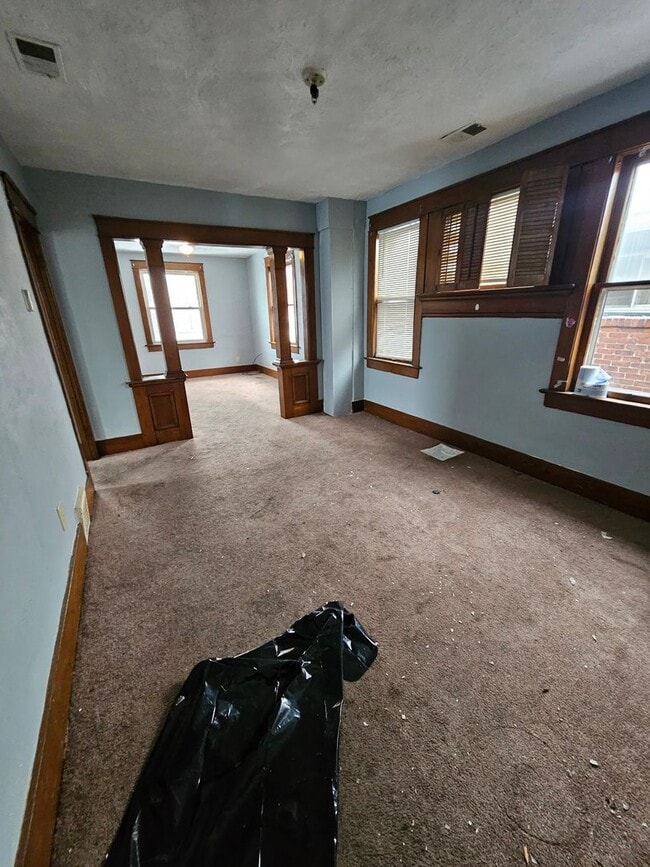 Building Photo - Upper 3 bedroom west side