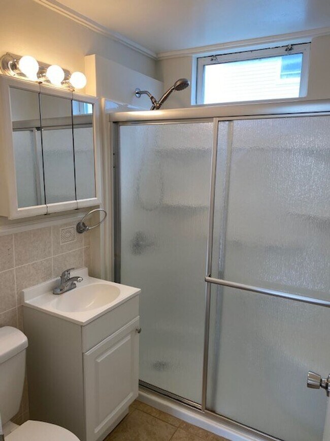 Foto del edificio - 1387 Corbin Ave.