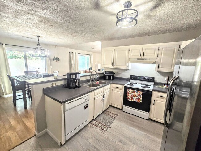 Building Photo - Great home close to post