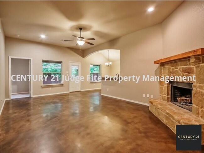 Building Photo - Beautiful 3/2/2 in Stephenville for Rent!