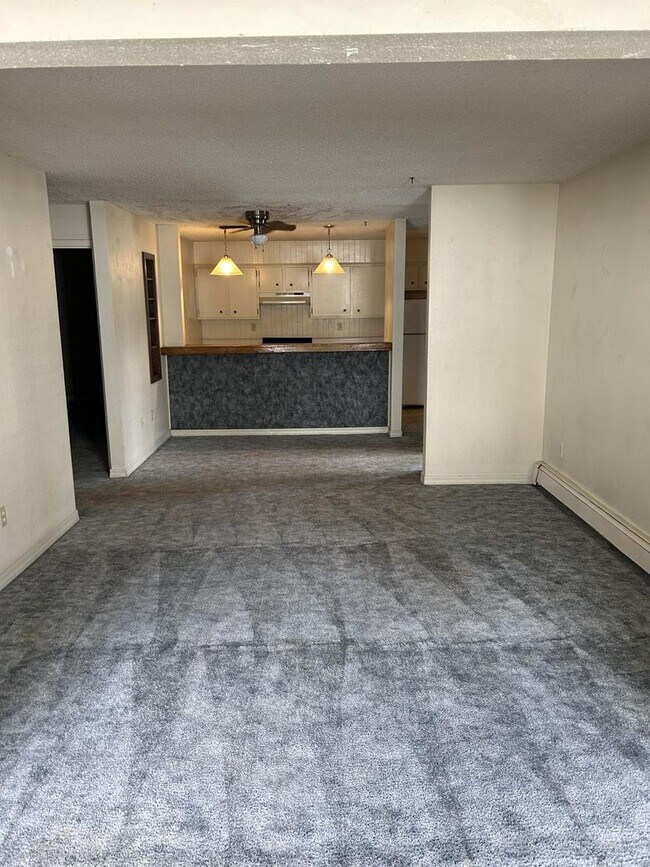 Foto del edificio - 2 Bedroom 1 Bath Condo with Sun Room!