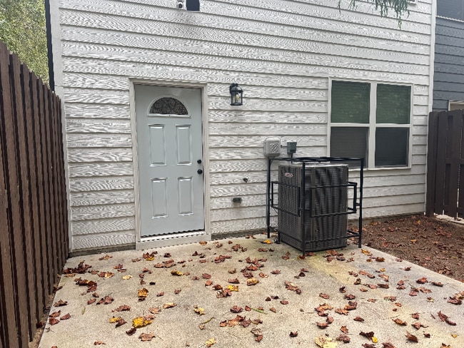 Building Photo - 2801 Ridgeview Dr