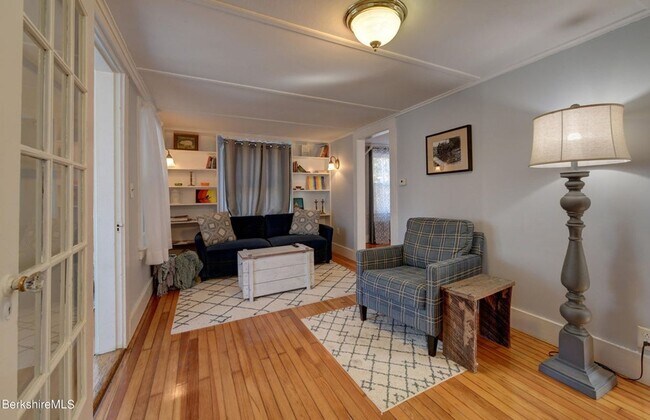 Building Photo - Centrally located 2 Bedroom, 2 Bathroom ho...