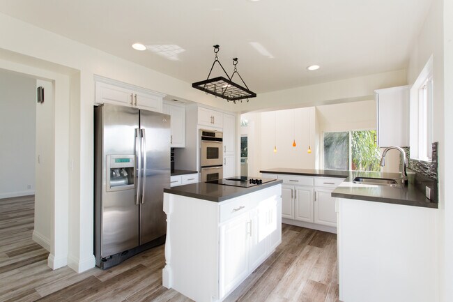 Building Photo - 4250 Via Dolce