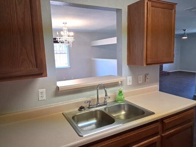 Foto del edificio - 4914 Parkwood Dr