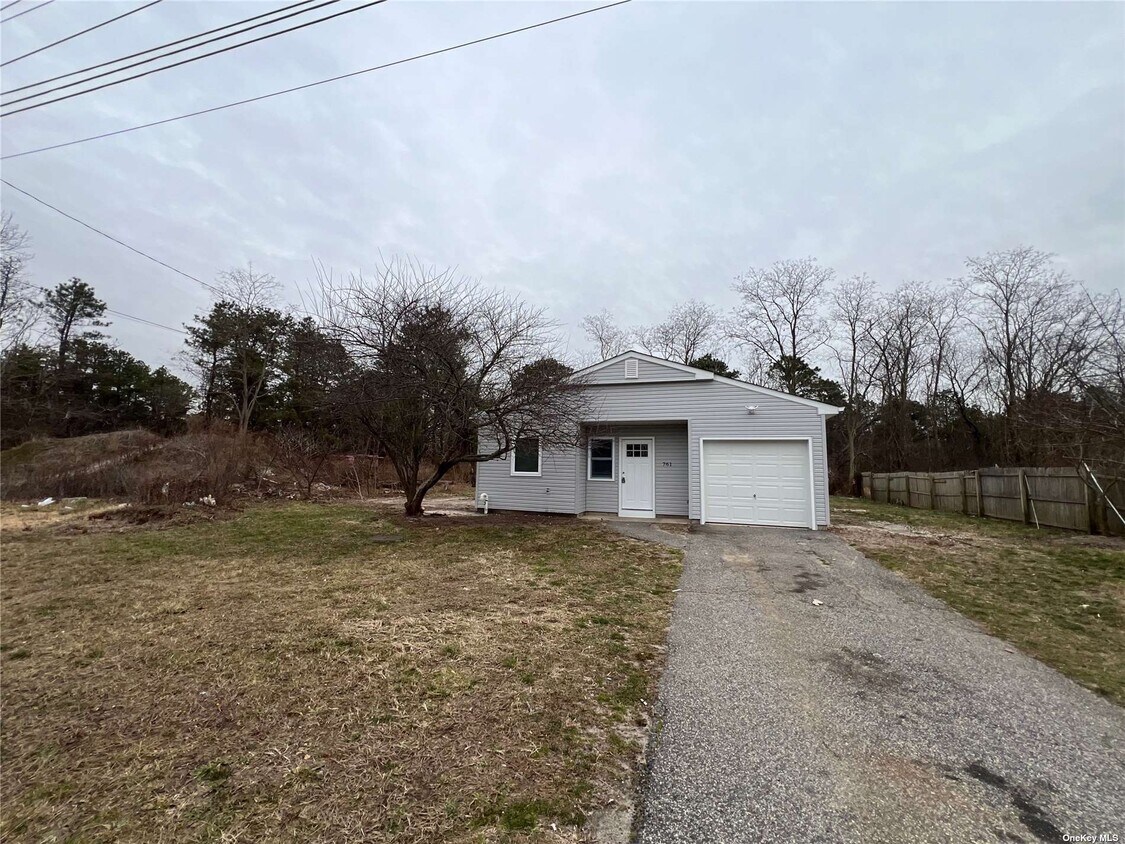 Primary Photo - 761 Bourdois Ave