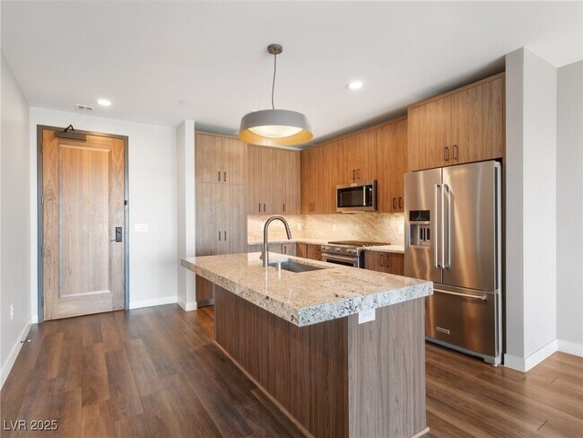 Foto del edificio - 2460 E Serene Ave