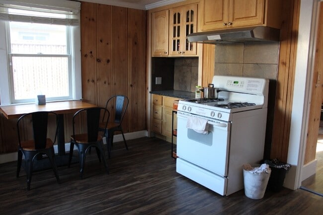 Building Photo - 302 Orchard Ave