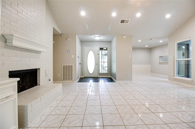 Building Photo - 17 Brentwood Oaks Ct