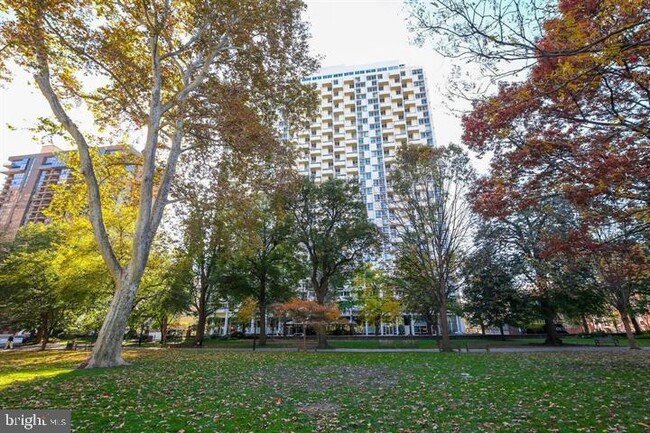 Foto del edificio - 604 S Washington Square