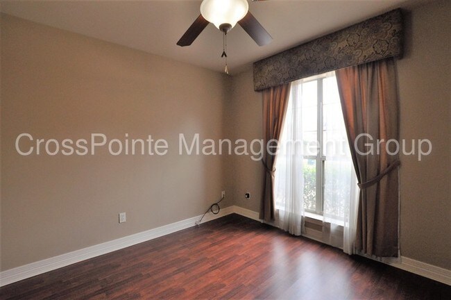 Building Photo - Stunning 4 Bedroom in Flint!