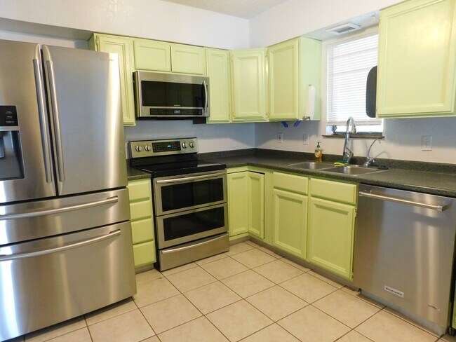 Foto del edificio - 2422 1/2 Hidden Valley Drive
