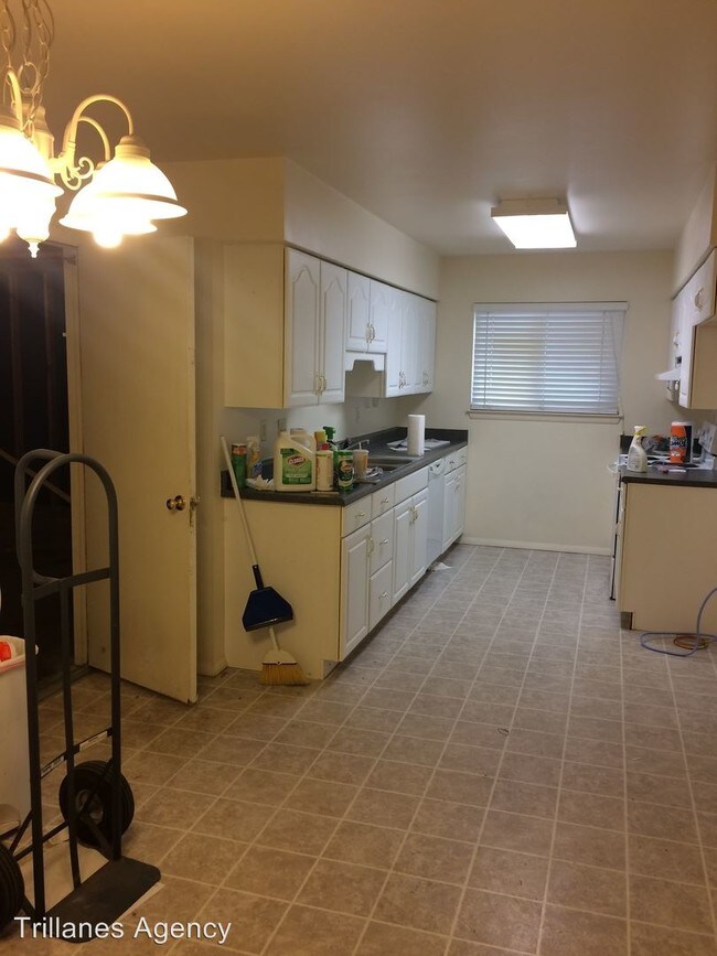 Building Photo - 6205 Loftus Ave NE