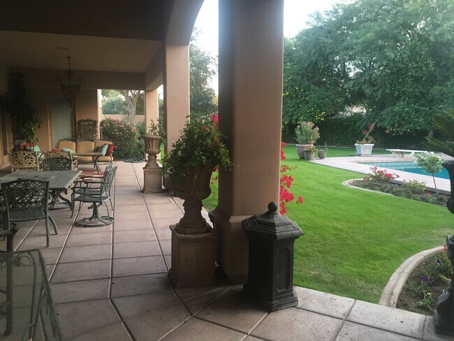 Foto del edificio - 1225 E Warner Rd