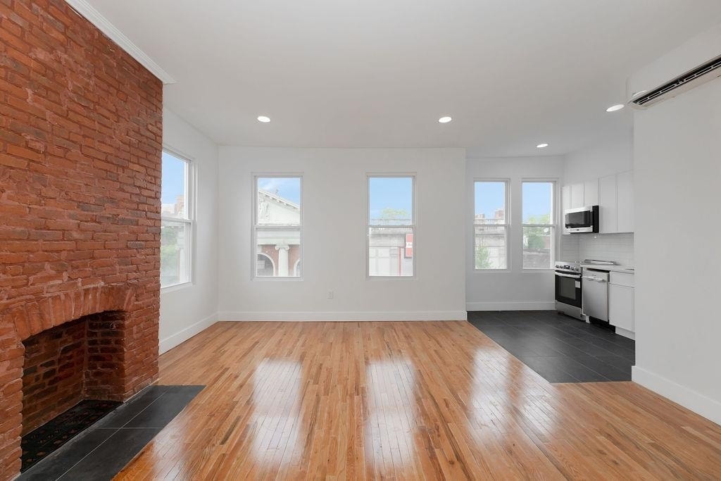 Primary Photo - 120 Bowers St