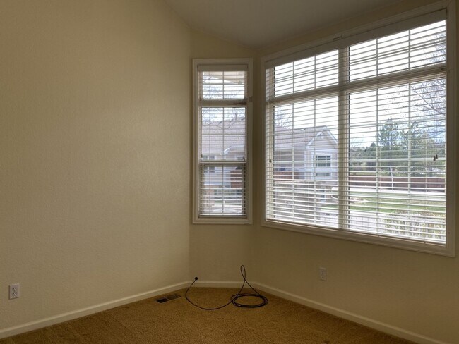 Foto del edificio - 5742 Crestwood Dr