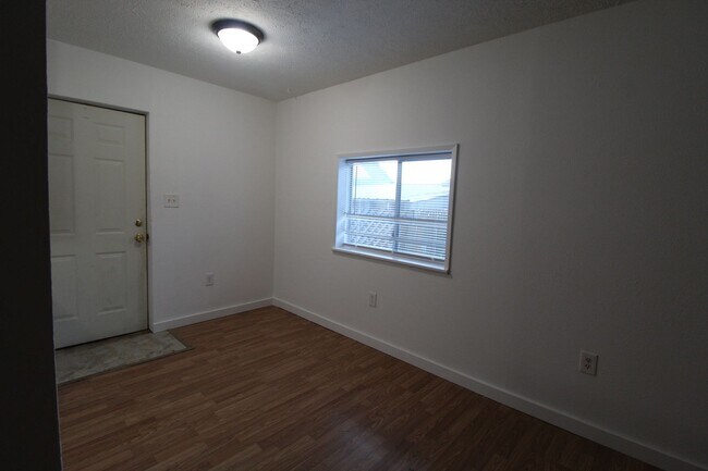 Foto del edificio - 623 E Sanson Ave