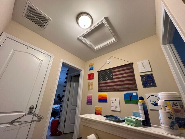 Foto del edificio - Whitehall Villages Townhome Available