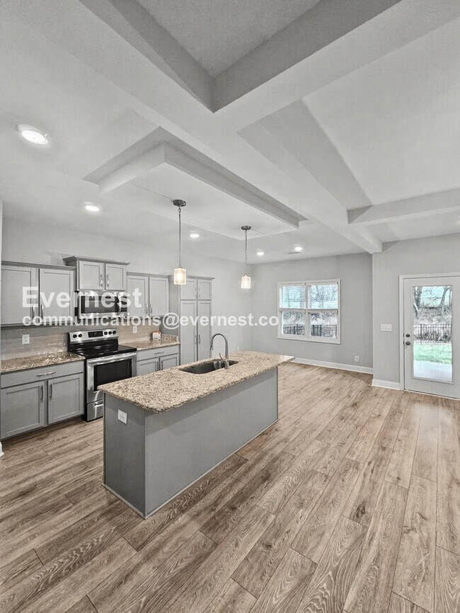 Building Photo - Limited Time Special Offer / 4 Bed, 3 Bath Home with Garage / Per-Friendly / Vouchers Accepted / ...