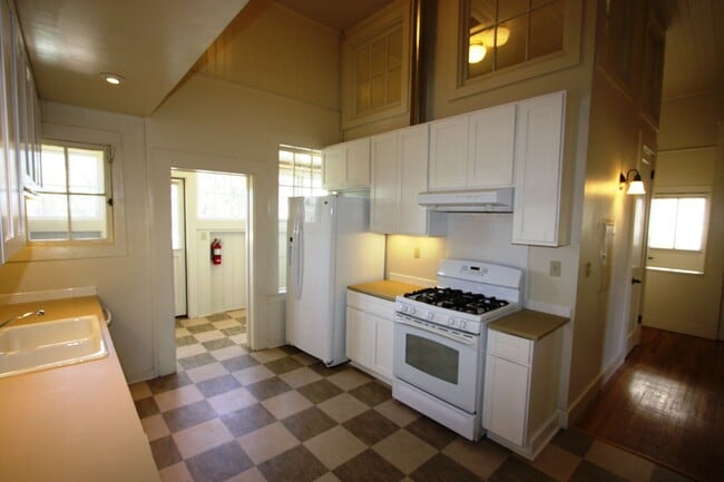 Building Photo - Charming Historic 2BR/1BA Home with Shared...
