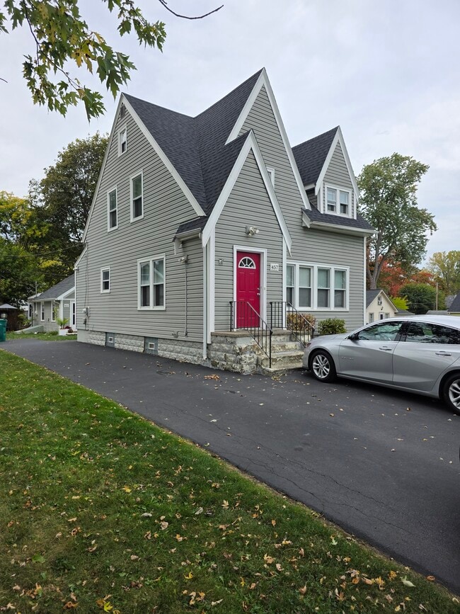 Foto del edificio - 457 Crossfield Rd