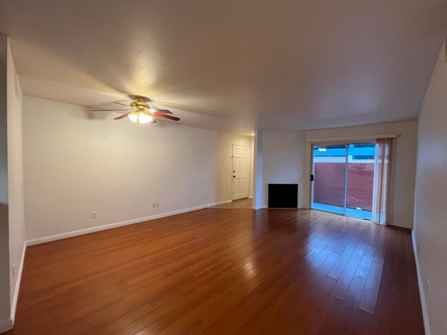 Building Photo - 1st floor Studio City 2+2 w/all appliances...