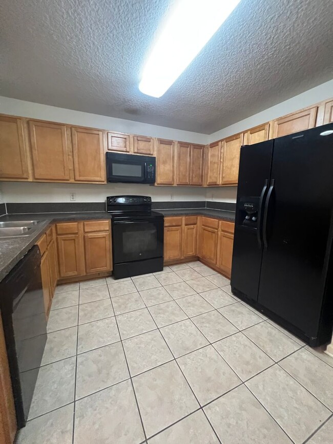 Building Photo - All tiled 3/2 2nd floor condo for rent in ...