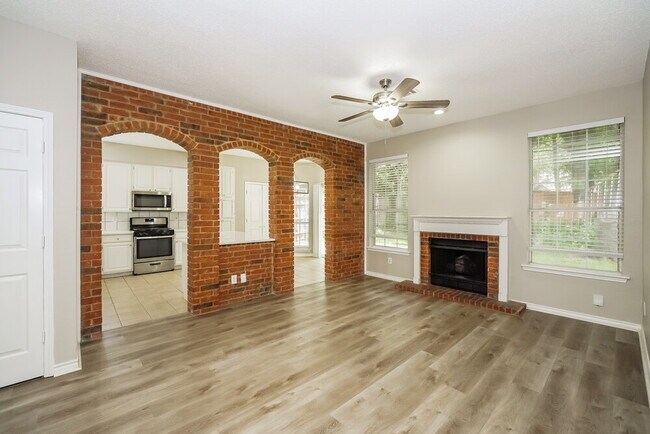 Building Photo - 2200 Park Hurst Dr