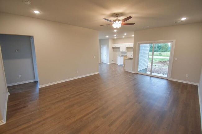 Building Photo - 3 bedroom 2 bath home in Centerton