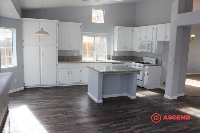 Building Photo - Amazing 4 Bedroom Home with Attached Garage!