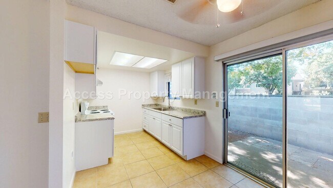 Building Photo - 3002 Lake Park Ct