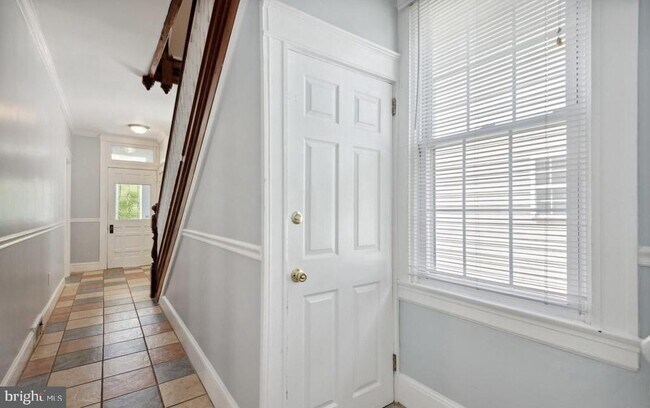 Foto del edificio - 6011 Falls Rd