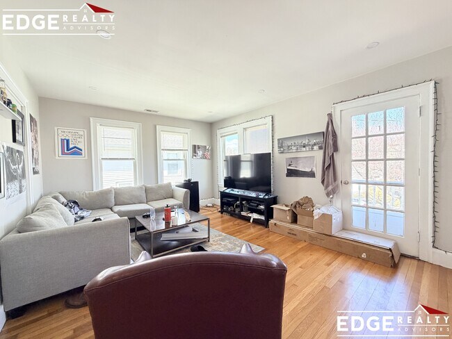 Foto del edificio - 72 Hunnewell Ave