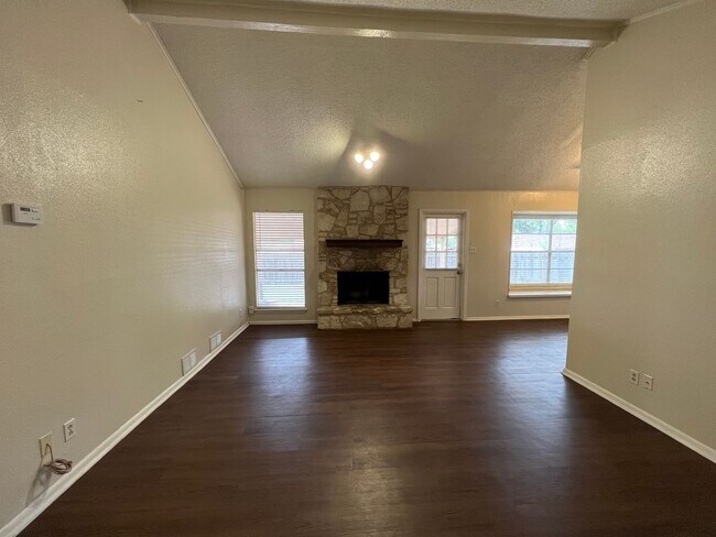 Foto del edificio - LOVELY 3 BEDROOM 2 BATH HOME IN NORTH EAST...