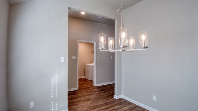 Foto del edificio - 513 Fallbrook Dr