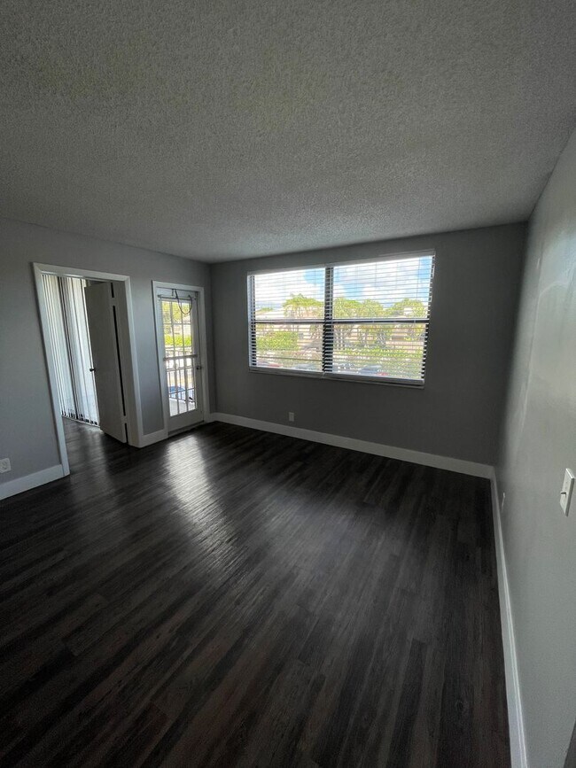 Foto del edificio - ONE BEDROOM ONE BATHROOM! WATERFRONT COMMU...