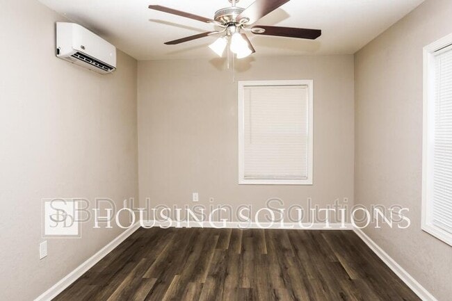 Building Photo - 1401 S Hedges Ave