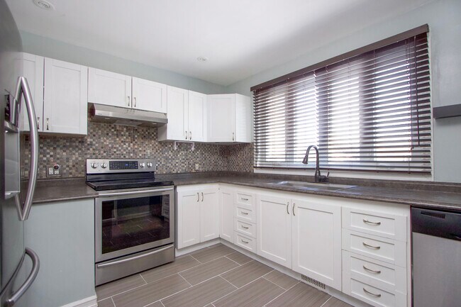 Photo du bâtiment - Spotless 3-Bedroom Main Floor Legal Apartment for Rent in Ajax