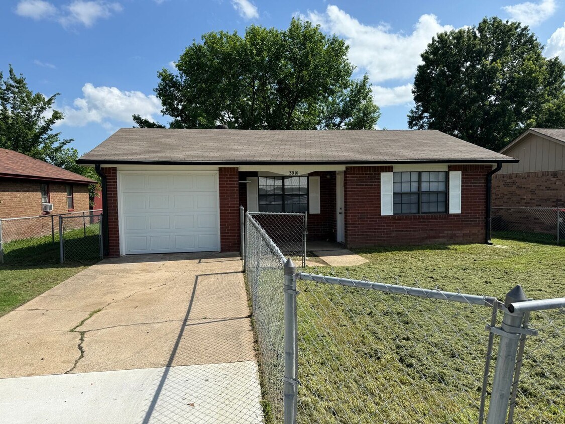 Primary Photo - 3 Bed 2 Bath House with 1 Car Garage. Tota...