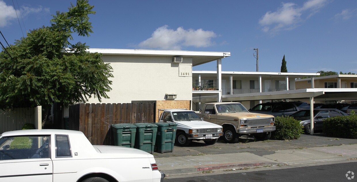 Foto del edificio - 1491 Bassett Dr