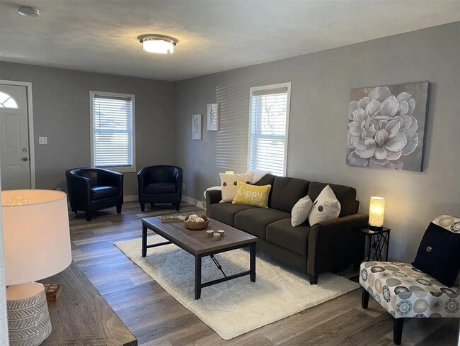Building Photo - Cute 2-bedroom home, fenced in backyard wi...