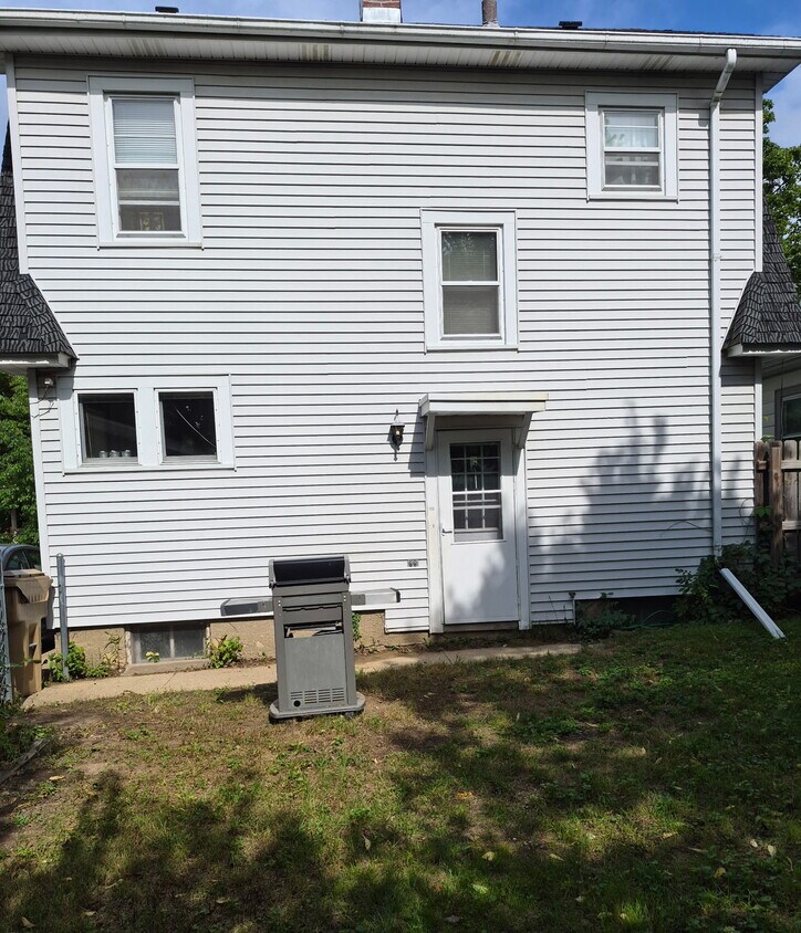 Building Photo - 826 S Brooks St