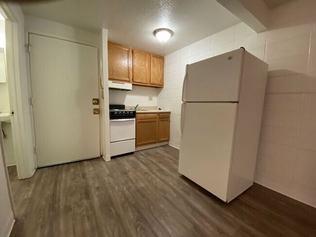 Building Photo - Great Studio Near UNM! Utilities Included!