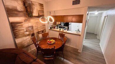 Building Photo - Room in Apartment on Indio Dr