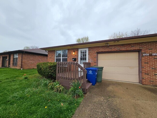 Building Photo - 1950 Hampstead Dr